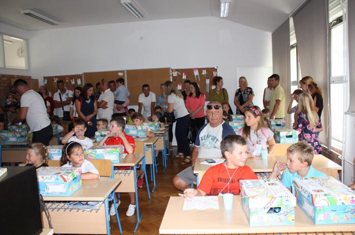 700 465 830 460